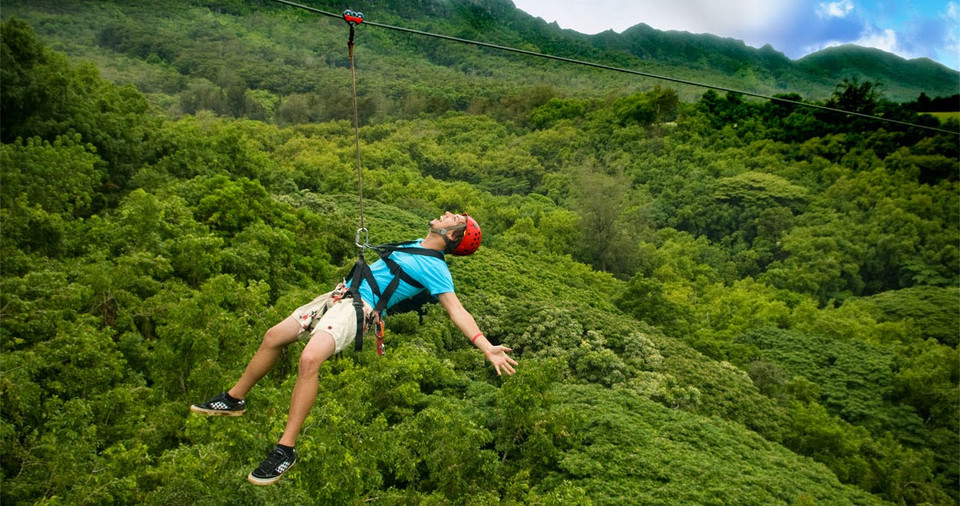Faire du zipline à Phong Nha - Ke Bang figure parmi la série d'expériences différentes pour vous faire découvrir la beauté infinie de la nature. Photo: VNA