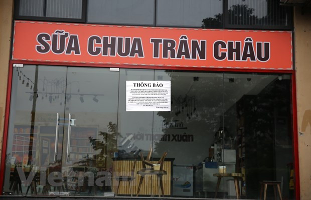 Les magasins ont fermé leurs portes pour se concentrer sur la vente en ligne, tout en assurant la prévention de l'épidémie de COVID-19. Le Premier ministre Nguyen Xuan Phuc a demandé aux citoyens de rester autant que possible chez eux, de respecter une distance de sécurité de 2 mètres, de ne pas se rassembler à plus de deux personnes hors des bureaux, des écoles, des hôpitaux, et de remplir la déclaration de l’état de santé. Chacun doit être un soldat sur le front de la prévention et de la lutte contre l’épidémie. Le gouvernement et le Front de la Patrie sont parvenus à mobiliser plus de 600 milliards de dôngs pour soutenir la lutte contre le coronavirus. Photo: Hung Vo/Vietnam+