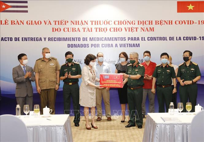 L'ambassadrice de Cuba au Vietnam Lianys Torres Rivera remet des médicaments au général Nguyen Chi Vinh, vice-ministre de la Défense, pour aider le Vietnam à lutter contre le COVID-19.