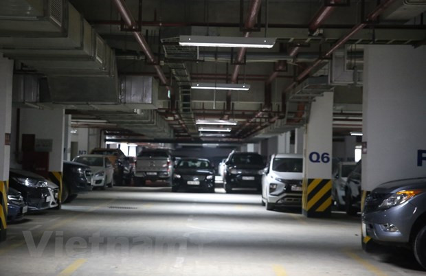 Dans les immeubles, les résidents obéissent à la distanciation sociale. Le taux de croissance du secteur des services n'était que de 3,27%, le niveau le plus bas depuis des décennies, en raison de l'impact de l'épidémie de COVID-19 qui a considérablement réduit le nombre de touristes, de services d'hébergement et de commerce. Les ventes au détail totales de biens et services à la consommation en mars ont diminué de 0,8% ; généralement, au cours des trois premiers mois de l’année, elles n'ont augmenté que de 4,7%. Les visiteurs internationaux au Vietnam ont été 3,7 millions, en baisse de 18,1% en un an. Photo : Hung Vo/Vietnam+