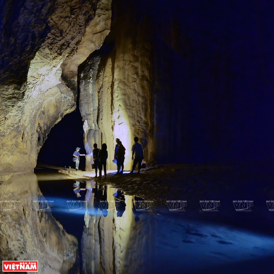 Le guide présente aux touristes la formation de laves. Photo : Ba Ngoc