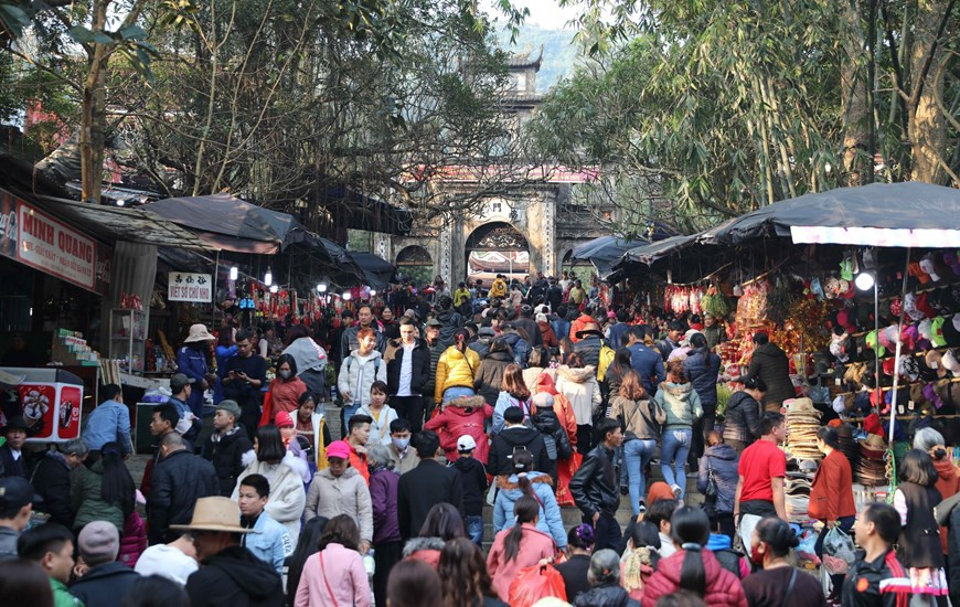 Des touristes affluent vers la pagode des Parfums..