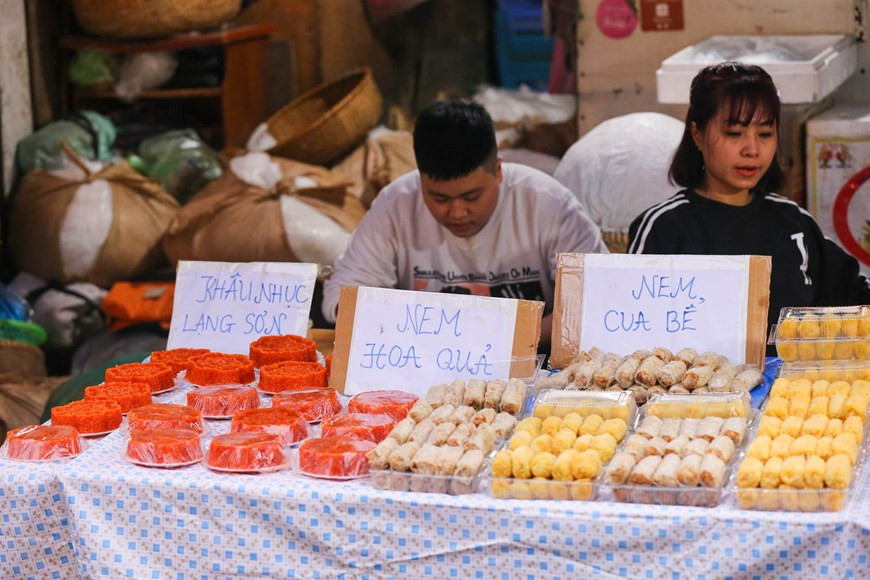 Les aliments au marché de Hang Be se vend plus cher que d'ailleurs. Photo: Minh Son/Vietnam+