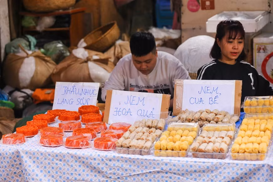 Les aliments au marché de Hang Be se vend plus cher que d'ailleurs. Photo: Minh Son/Vietnam+ 