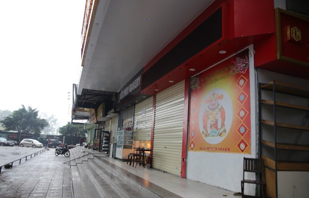 Plusieurs restaurants et boutiques dans la ville de Hanoï sont fermés pour assurer la prévention et la lutte contre l'épidémie de COVI-19. Le Premier ministre a souligné qu'il était nécessaire de maintenir la circulation des marchandises, en particulier les produits de première nécessité, les fournitures médicales et les marchandises d'exportation, en particulier le maintien des exportations par voies maritime et routière. La distanciation sociale est imposée à partir du 31 mars à minuit jusqu’au 15 avril pour minimiser la propagation de l'épidémie. Si nous n'insistons pas là-dessus, les conséquences seront incommensurables pour la santé de la population, a déclaré le Premier ministre. Photo: Hung Vo/Vietnam+