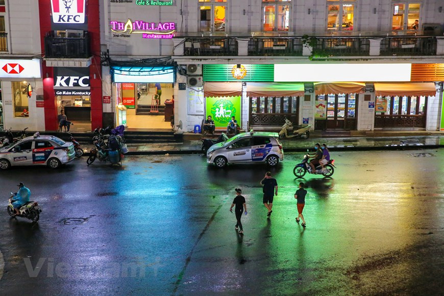 Le 18 août, le vice-président du Comité populaire de la ville de Hanoï, Ngo Van Quy, a signé un télégramme officiel urgent N° 07/CD-UBND adressé aux directeurs des départements et services de la ville; aux présidents des comités populaires des arrondissements, des districts, des chefs-lieux, des communes… sur le resserrement des mesures pour la prévention et le contrôle de l’épidémie de COVID-19. Concrètement, le Comité populaire municipal a demandé d’encourager les gens à renforcer des mesures anti-épidémiques : porter un masque pour sortir dans la rue, ne pas rassembler plus de 30 personnes dans les lieux publics, faire une déclaration médicale conformément aux réglementations, se rendre immédiatement à un établissement médical lorsqu'il y a des signes de toux, de fièvre, d'essoufflement ou de pneumonie... Photo: Vietnam+