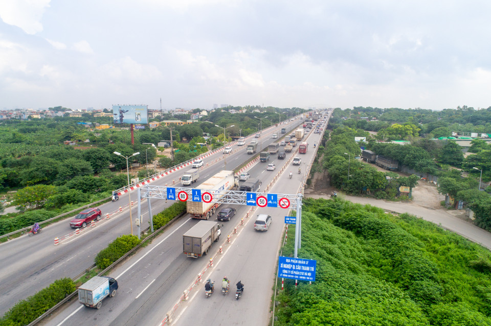 Mis en chantier le 30 novembre 2011, le pont Thanh Tri a été ouvert à la circulation le 2 février 2007. Le 9 octobre 2010, l’ensemble du viaduc de 6,2 km reliant le pont Thanh Tri et l'autoroute Phap Van a été inauguré. Le projet du pont Thanh Tri représente un investissement total de 5.700 milliards de dongs, sous forme de prêt d’aide publique au développement (APD) japonais et de fonds de contrepartie du Vietnam. Ce projet a une longueur totale de 12,8 km. Le point de départ commence à Phap Van et le point de final dans le bourg de Sai Dong, district de Gia Lam, à l’intersection de la route nationale 5. Photo: Vietnam+
