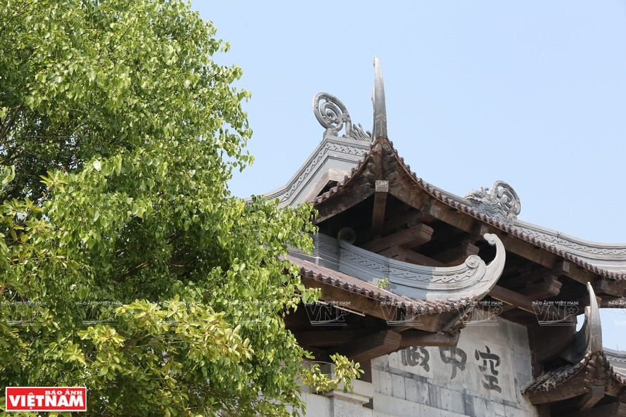 La pagode Bai Dinh, site touristique spirituel connu de la province de Ninh Binh, sous l'ombrage d'arbres Bodhi centenaires.