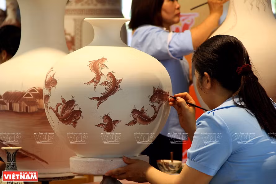 La carpe est un motif traditionnel des poteries de Chu Dau.