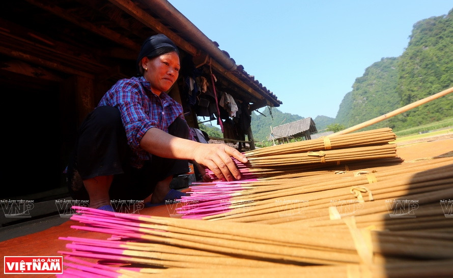  Les bâtonnets d’encens de Phia Thap sont fabriqués à partir de matériaux naturels.