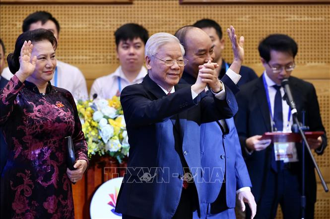 Le secrétaire général du Parti et président du Vietnam Nguyen Phu Trong, le Premier ministre Nguyen Xuan Phuc et la présidente de l'Assemblée nationale Nguyen Thi Kim Ngan à l'ouverture du 37e Sommet de l'ASEAN.