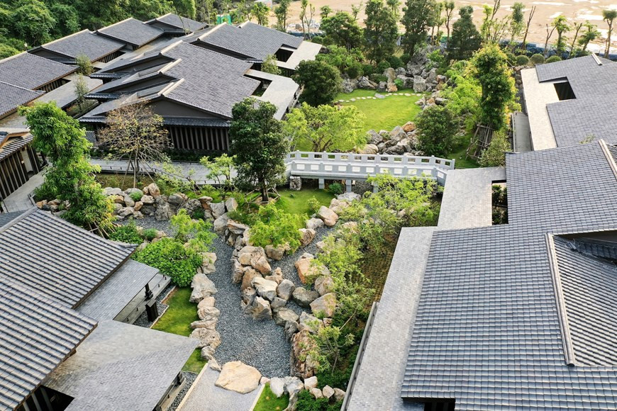  Ce cadeau naturel inestimable qui permet une grande détente et des bienfaits pour la santé, en particulier pour les personnes âgées et les personnes travaillant sous pression, a ajouté Shintaku. Avec une teneur aussi élevée en minéraux précieux et en brome, l'eau minérale de Quang Hanh Onsen aide à éliminer les toxines, favorise la circulation sanguine, renforce l'immunité, soutient le traitement des maladies de la peau, rajeunit la peau, détend les nerfs et aide à obtenir une profondeur et un sommeil réparateur après chaque journée de travail en plus de réduire la fatigue, de soulager la douleur et de restaurer rapidement les fonctions musculo-squelettiques. Photo: Vietnam+