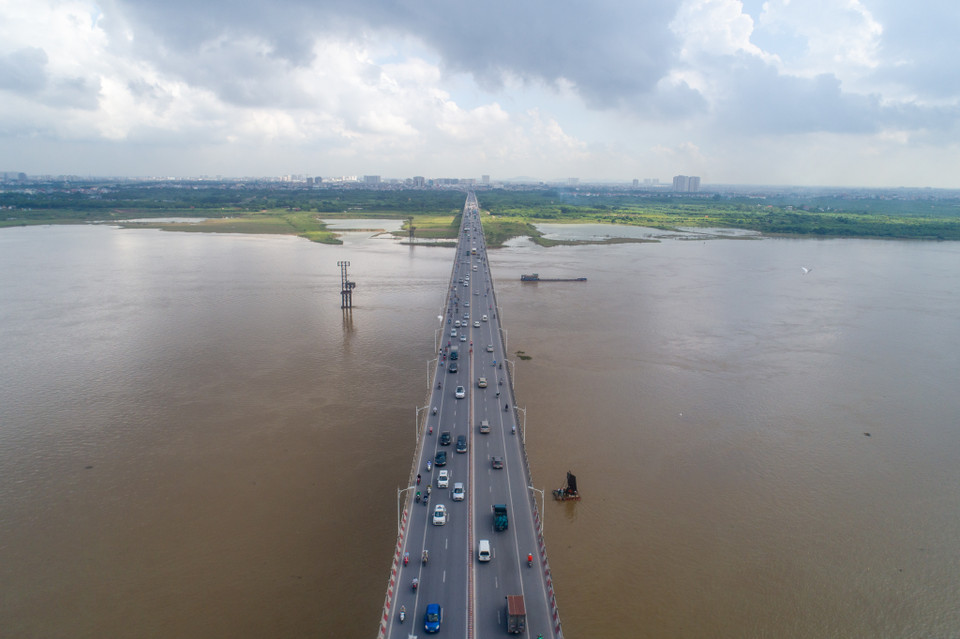 Le coût d'investissement s'élève à plus de 3.590 milliards de dôngs, prélevé sur le budget d'État. Faisant partie des 7 ponts qui enjambent le fleuve Rouge à Hanoi, Vinh Tuy va atténuer la surcharge des ponts Chuong Duong et Long Biên. Il s'agit là d'un important ouvrage pour la capitale au regard des problèmes de circulation, notamment à l'approche du Millénaire de Thang Long-Hanoi en 2010. Ce pont joue un rôle important dans le renforcement du développement socio-économique des 2 rives du fleuve Rouge ainsi que de la Région économique de pointe du Nord. Il a été ouvert à la circulation le 25 septembre 2009. Photo: Vietnam+