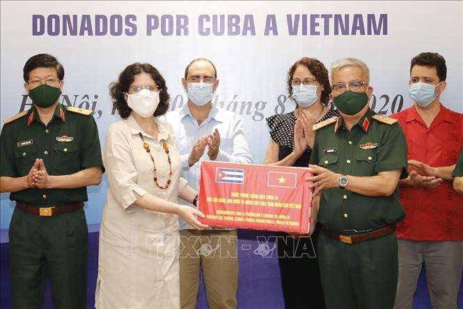 L'ambassadrice de Cuba au Vietnam Lianys Torres Rivera remet des médicaments au général Nguyen Chi Vinh, vice-ministre de la Défense, pour aider le Vietnam à lutter contre le COVID-19.