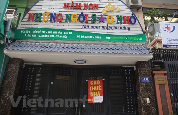 Certaines écoles maternelles privées ont annoncé le transfert ou la location de maisons en raison de congés de longue durée. Auparavant, le gouvernement a appelé toutes les personnes entrées dans les deux foyers épidémiques à déclarer leur état de santé et à contacter les services médicaux pour des tests. Le ministère de la Police collaborera avec le secteur de la santé pour dresser une liste des personnes en lien avec la SARL Truong Sinh, qui approvisionne la cantine de l’hôpital Bach Mai et les mettre en quarantaine si nécessaire. Les agences publiques sont encouragées à laisser leurs employés travailler à domicile, sauf pour les postes nécessaires, les tâches militaires, la production de biens essentiels ou d’autres tâches qui nécessitent de se rendre à leur lieu de travail. Photo : Hung Vo/Vietnam+