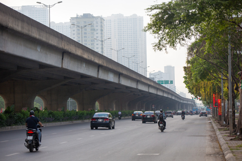 La construction de la 2e phase du tronçon de Mai Dich au nord du lac Linh Dam de la route périphérique 3 a commencé à partir de juin 2010. Ce tronçon a une longueur totale d'environ 8,9 km, dont 385 m de route et 8,52 km de pont. Le projet représente un fonds d'investissement de 5.547 milliards de dongs, utilisant des aides publiques au développement (APD) de l'Agence japonaise de coopération internationale (JICA) et de fonds publics. Il est divisé en 3 principaux packages de construction, y compris la section Mai Dich-Trung Hoa (Km19 + 620 -Km23 +195), tronçon Trung Hoa-Thanh Xuan (Km23 + 195-Km25 + 265), tronçon Thanh Xuan-Nord du lac Linh Dam (Km25 + 265-Km28 + 532). Photo : Vietnam+