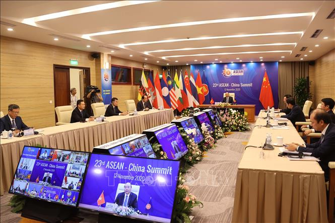 Les délégués participent au 23e Sommet de ASEAN-Chine à Hanoï.