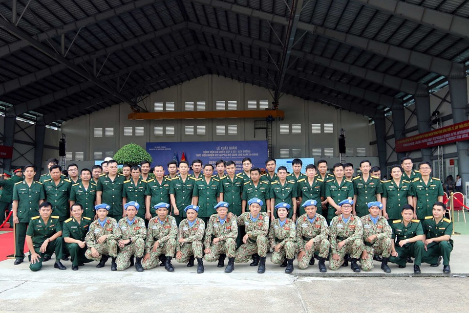  Les forces de la 7e Circonscription militaire de l’Armée populaire du Vietnam et les cadres, soldats de l’hôpital de campagne de niveau 2 No.1.