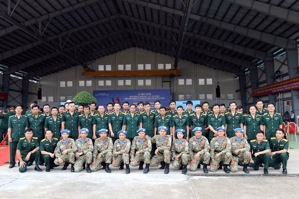 Les forces de la 7e Circonscription militaire de l’Armée populaire du Vietnam et les cadres, soldats de l’hôpital de campagne de niveau 2 No.1. 