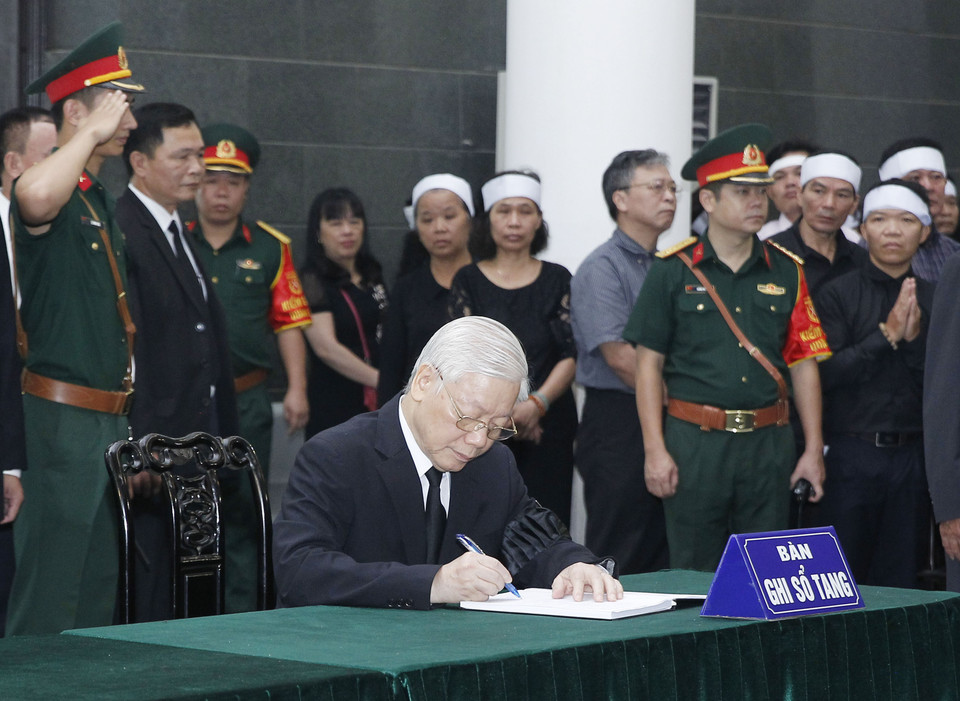 Le secrétaire générale du PCV Nguyên Phu Trong a signé le registre de condoléances. Photo: VNA