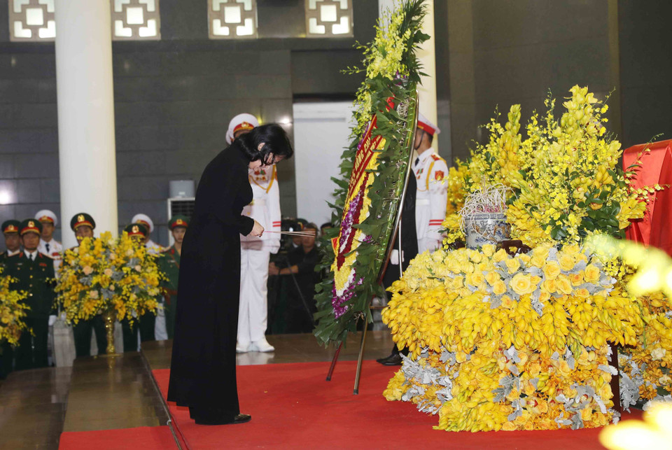 La présidente par intérim du Vietnam, Dang Thi Ngoc Thinh s’est inclinée devant la dépouille de l’ancien secrétaire général Dô Muoi. Photo: VNA 