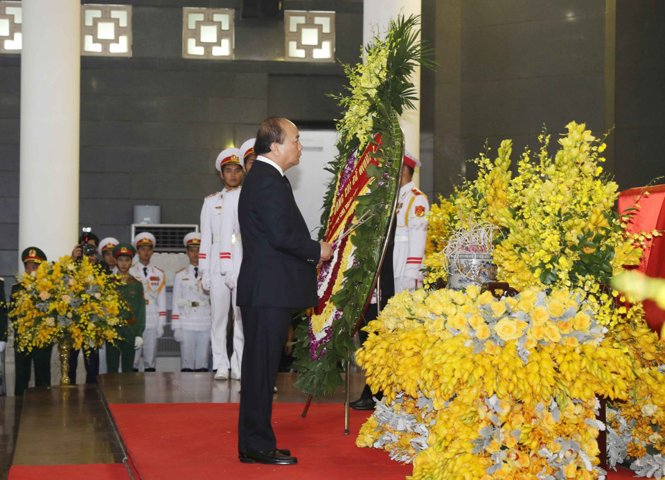 Figé dans le deuil, le Premier ministre Nguyên Xuân Phuc a brûlé des bâtonnets d’encens à la mémoire de l’ancien secrétaire général du PCV Dô Muoi. Photo: VNA 