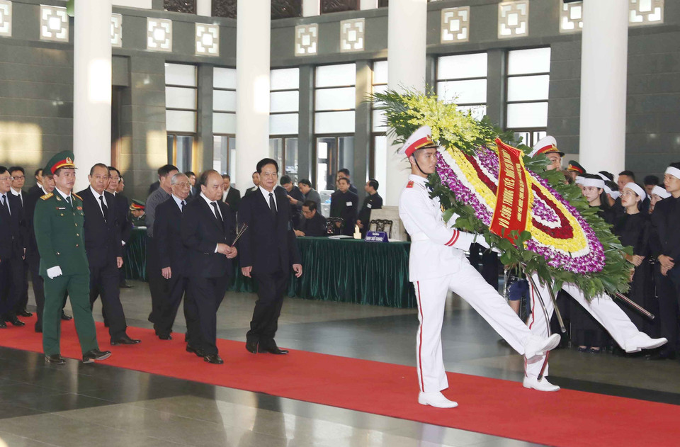 La délégation du gouvernement vietnamien, conduite par le Premier ministre Nguyên Xuân Phuc, a rendu un dernier hommage à l’ancien secrétaire général du PCV Dô Muoi. Photo: VNA