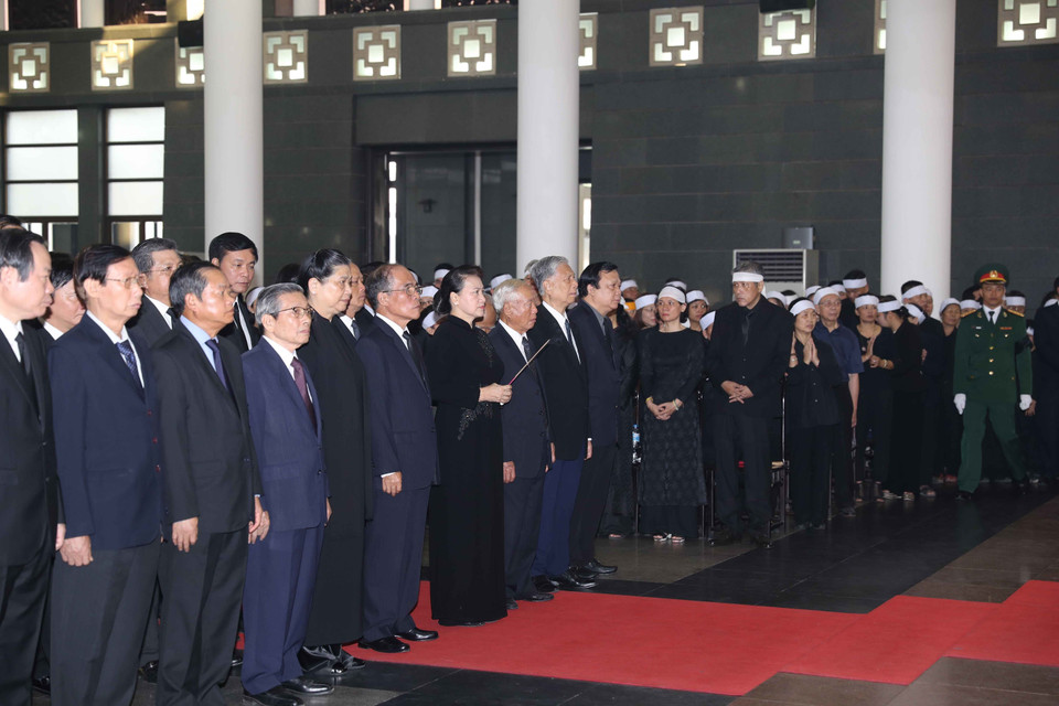 La délégation de l’Assemblée nationale du Vietnam, conduite par sa présidente Nguyên Thi Kim Ngân, a rendu un dernier hommage à l’ancien secrétaire général Dô Muoi. Photo: VNA 