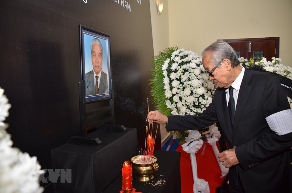 Le vice-Premier ministre et ministre du Palais royal du Cambodge, Samdech Kong Sam Ol, est allé dire adieu à l’ancien secrétaire général du PCV Do Muoi. Photo: VNA