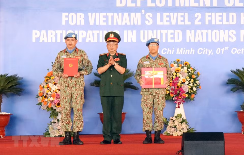  Le général de corps d’armée Nguyen Chi Vinh, vice-ministre de la Défense, remet le drapeau national et la décision du président sur l’envoi de l’hôpital de campagne de niveau 2 No.1 participant à la Mission de maintien de la paix de l’ONU au Soudan du Sud. 