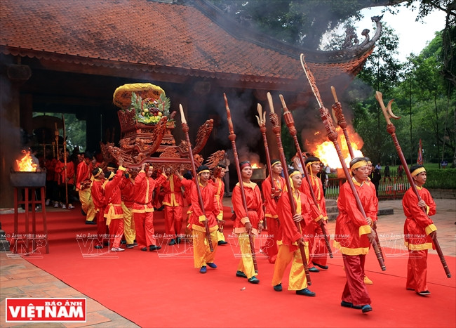 La fête a commencé par la procession du palanquin du roi Le Thai To du temple qui lui est dédié à la cour du palais de Lam Kinh.