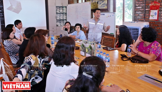  Lê Khanh Manh, directeur général de Delco Farm (Société par actions d’investissement et de construction Delco), présente les technologies mises en place dans la ferme.