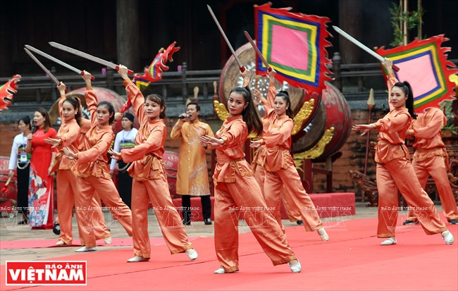 En parallèle aux rites solennels, de nombreuses activités culturelles et artistiques ont été également organisés. 