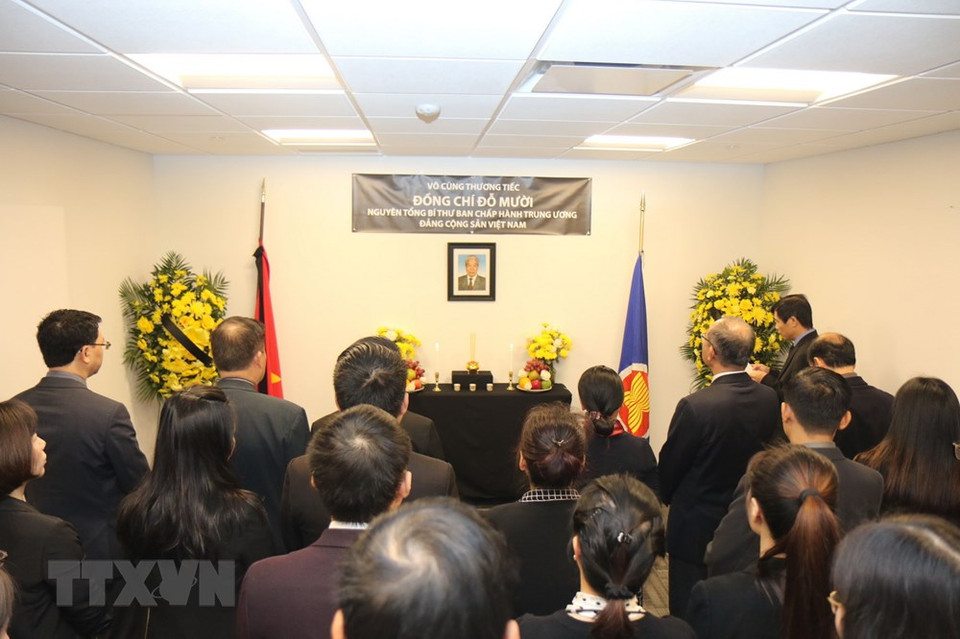 Des membres de la Mission permanente du Vietnam à l'ONU sse sont recueillis en mémoire de l’ancien secrétaire général Dô Muoi. Photo: VNA