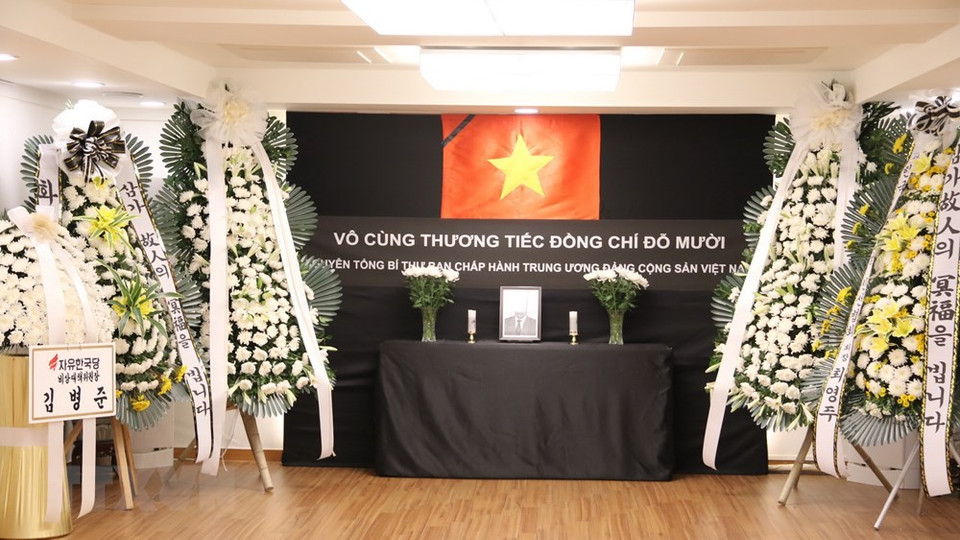 Des délégations étrangères sont venues déposer les couronnes de fleurs blanches en signe de deuil à l'ambassade du Vietnam en République de Corée. Photo: VNA