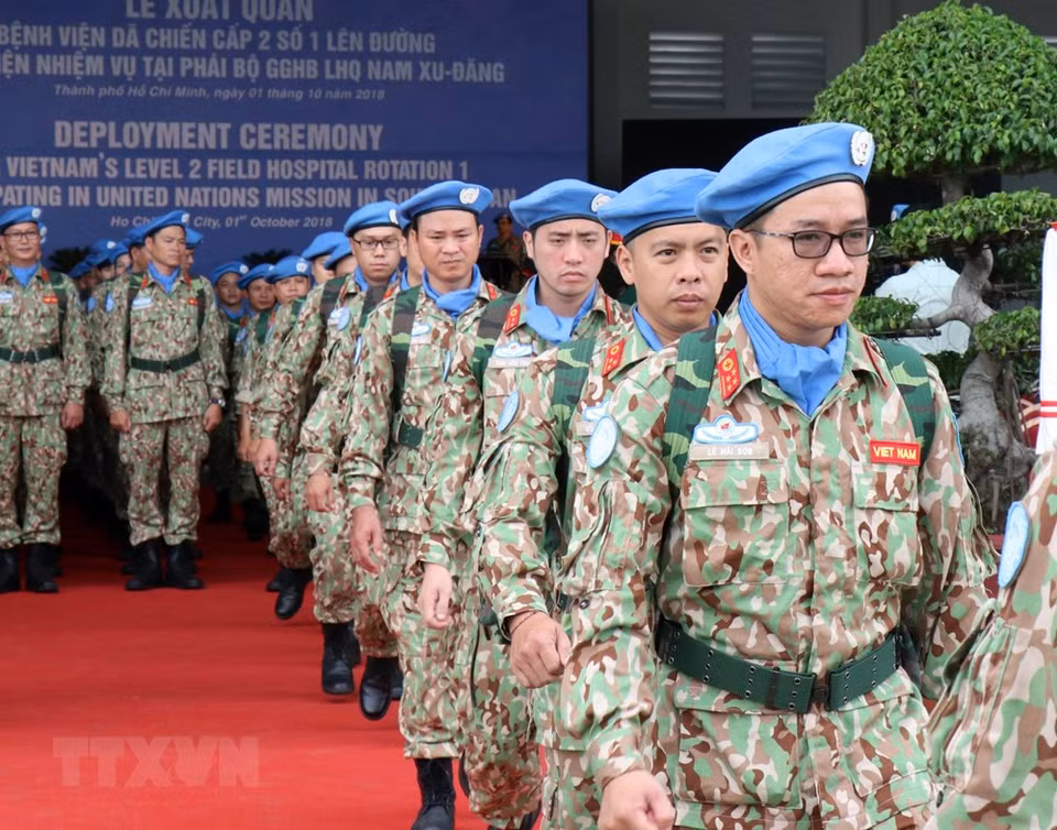  Le premier groupe comprend 30 cadres et soldats de l’hôpital de campagne de niveau 2 No.1 des Forces de maintien de la paix du Vietnam participant aux opérations de maintien de la paix de l’ONU au Soudan du Sud. 
