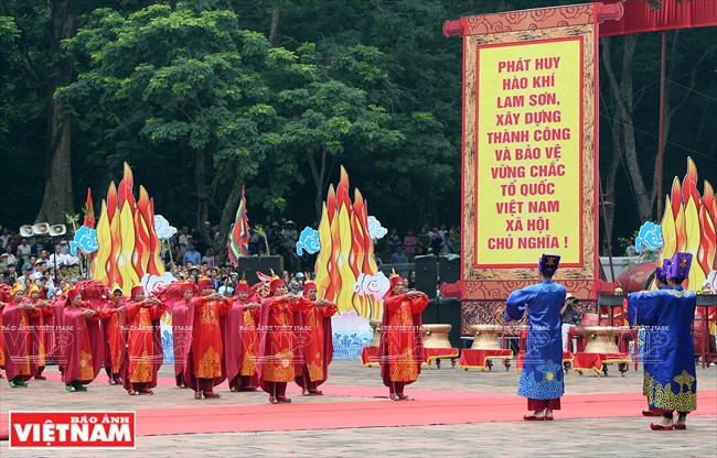 La cérémonie d'offrande d'encens au roi Le Thai To a eu lieu dans la cour du palais de Lam Kinh.