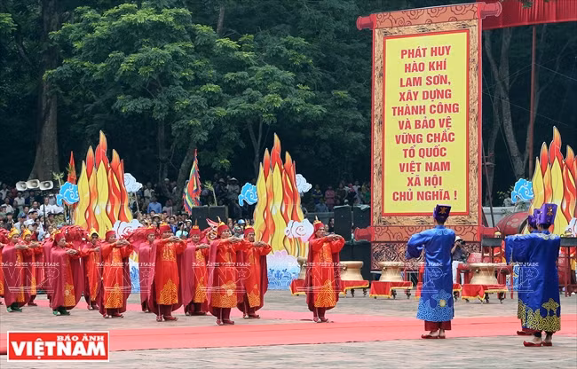 La cérémonie d'offrande d'encens au roi Le Thai To a eu lieu dans la cour du palais de Lam Kinh.