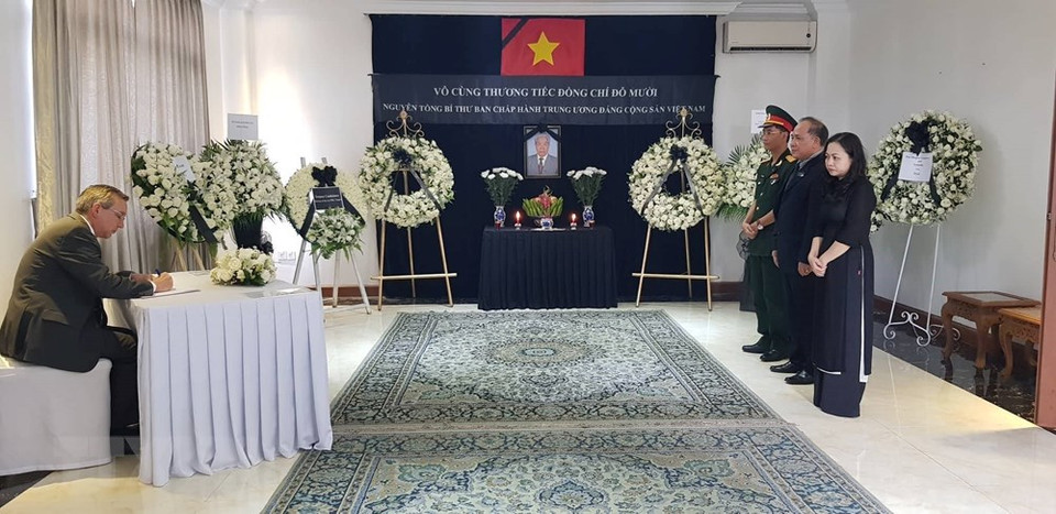 L’ambassadeur des Etats-Unis au Myanmar, Scot Marciel, a signé le registre de condoléances ouvert à l’ambassade du Vietnam au Myanmar. Photo: VNA 