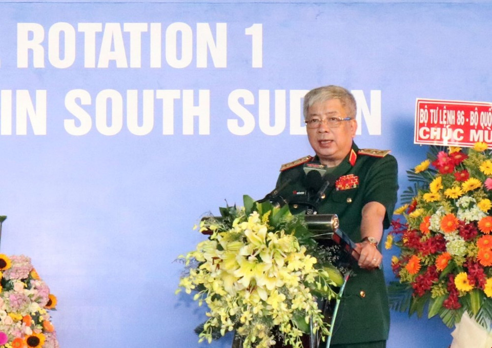  Le général de corps d’armée Nguyen Chi Vinh, vice-ministre de la Défense, chef du Comité de pilotage du ministère vietnamien de la Défense chargé des opérations de maintien de la paix au Soudan du Sud, s’adresse lors de la cérémonie.