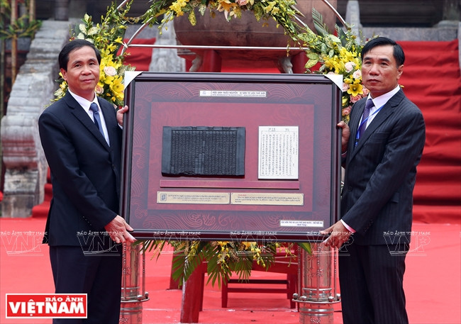 Dans le cadre de la fête, le vice-ministre de l’Intérieur Trieu Van Cuong a remis au représentant des autorités locales des tablettes en bois sculpté une déclaration sur la montée au trône de Le Loi, dont le nom était Le Thai To, et la naissance de la nation Dai Viet en 1427.