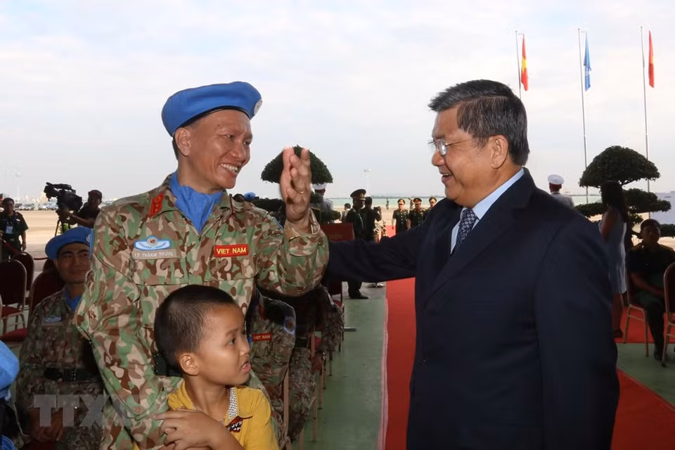  Le président de la Commission des relations extérieures de l’Assemblée nationale rencontre les cadres et soldats de l’Hôpital de campagne de niveau 2 No.1 participant aux opérations de maintien de la paix de l’ONU au Soudan du Sud. 