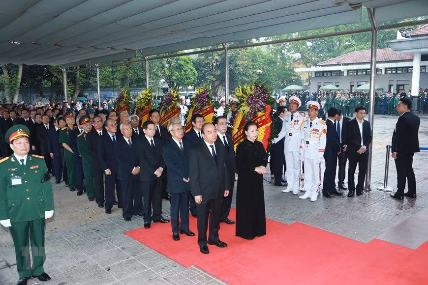 La délégation du Comité central du Parti communiste du Vietnam s'est préparée à rendre visite à l'ancien président du Vietnam, le général Lê Duc Anh. 