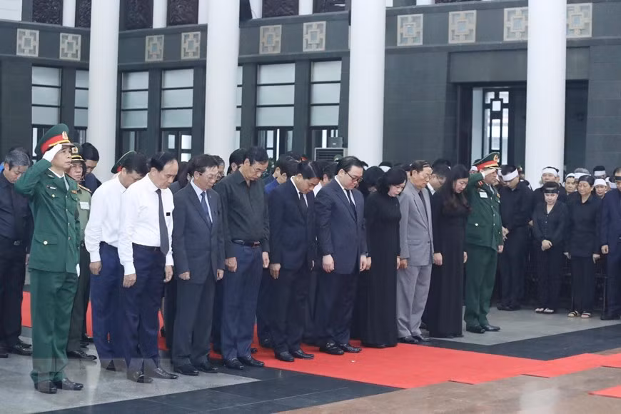  La délégation du Comité du Parti municipal, du Conseil populaire, du Comité populaire et du Comité du Front de la Patrie du Vietnam de Hanoi, dirigée par Hoang Trung Hai, membre du Politburo, secrétaire du Comité du Parti de Hanoi, a rendu un dernier hommage à l’ancien président, le général Lê Duc Anh.