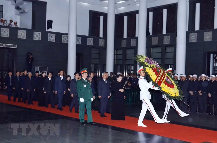 La délégation de l'Assemblée nationale, conduite par sa présidente Nguyên Thi Kim Ngân, membre du Politburo a rendu un dernier hommage à l’ancien président, le général Lê Duc Anh. 