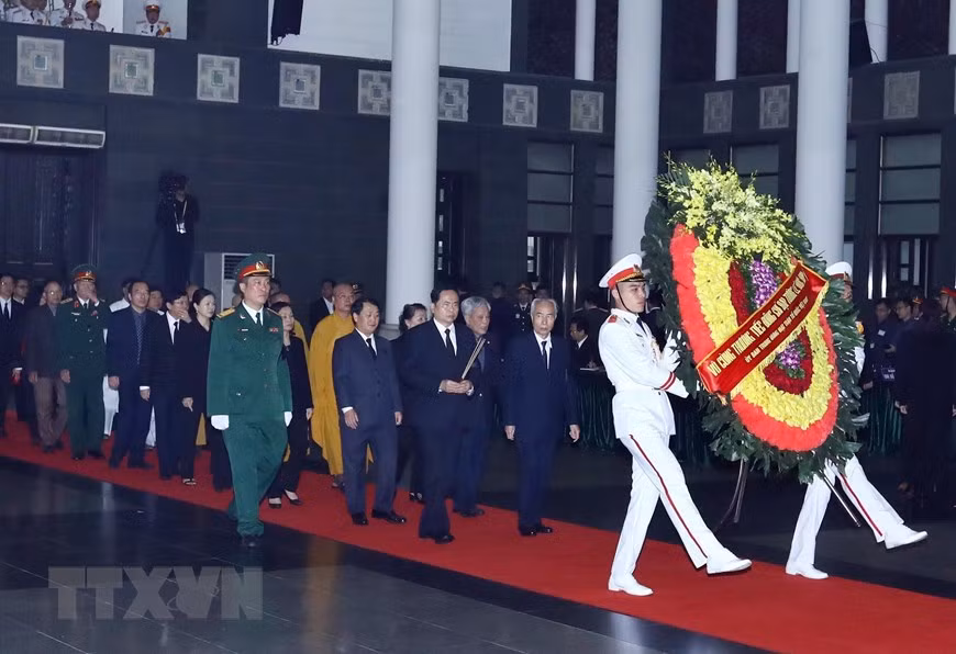 La délégation du Comité central du Front de la Patrie du Vietnam (FPV), dirigée par son président Tran Thanh Man a rendu un dernier hommage à l'ancien président Lê Duc Anh. 
