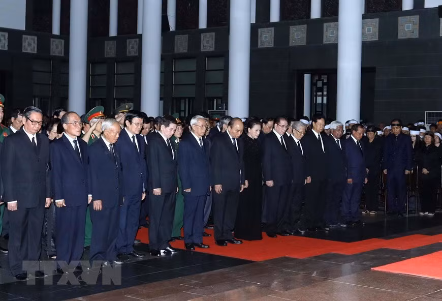 Les dirigeants du Parti, de l'État, de l'Assemblée nationale, du gouvernement et du Front de la Patrie du Vietnam rendent hommage à l'ancien président, le général Le Duc Anh. Photo : VNA