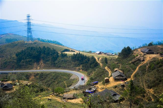  Faisant partie des quatre cols les plus longs et les plus spectaculaires du Nord-Ouest, le col de Pha Din, était une ligne de ravitaillement importante en nourriture et en armements nécessaires pour la campagne de Diên Biên Phu (1954) de l’armée vietnamienne. Grâce aux investissements, la route sur ce col a été réhabilitée pour faciliter les déplacements et les échanges commerciaux.
