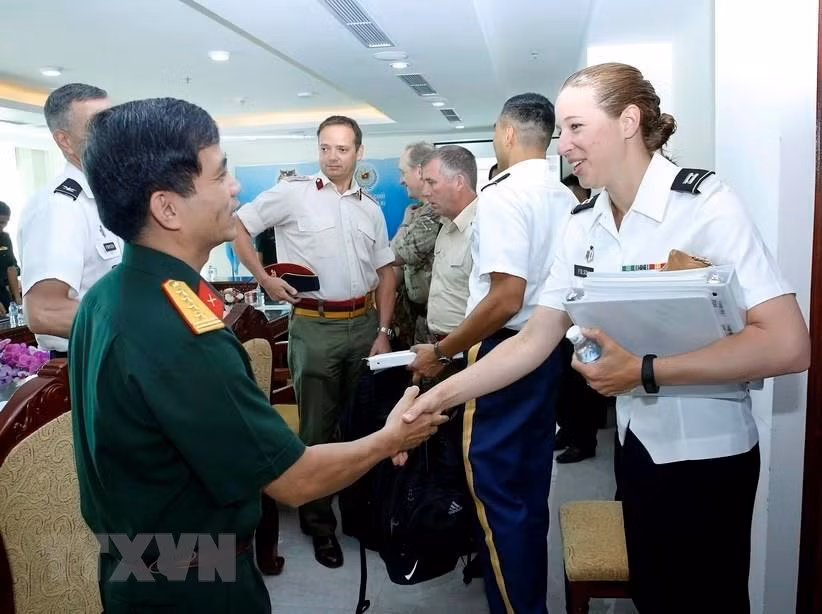  Des experts assistent à la conférence sur les échanges professionnels tenue le 8 août 2017 à Hanoi par le Centre de maintien de la paix du Vietnam, en collaboration avec l’équipe d’experts des États-Unis et du Royaume-Uni. Photo : VNA