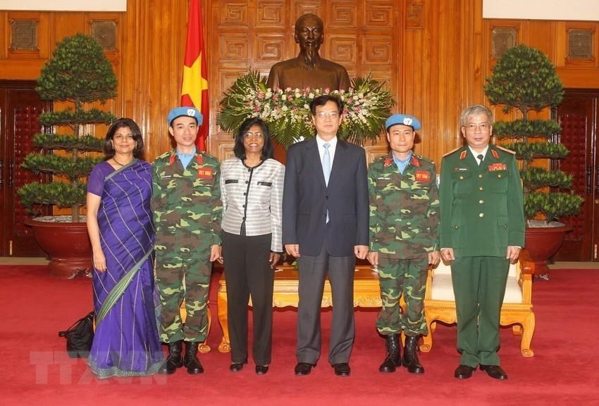  Le PM Nguyên Tân Dung et le secrétaire général adjoint de l’ONU Ameerah Haq et deux officiers qui se préparent à partir pour la mission de maintien de la paix de l'ONU (27 mai 2014). Photo : VNA